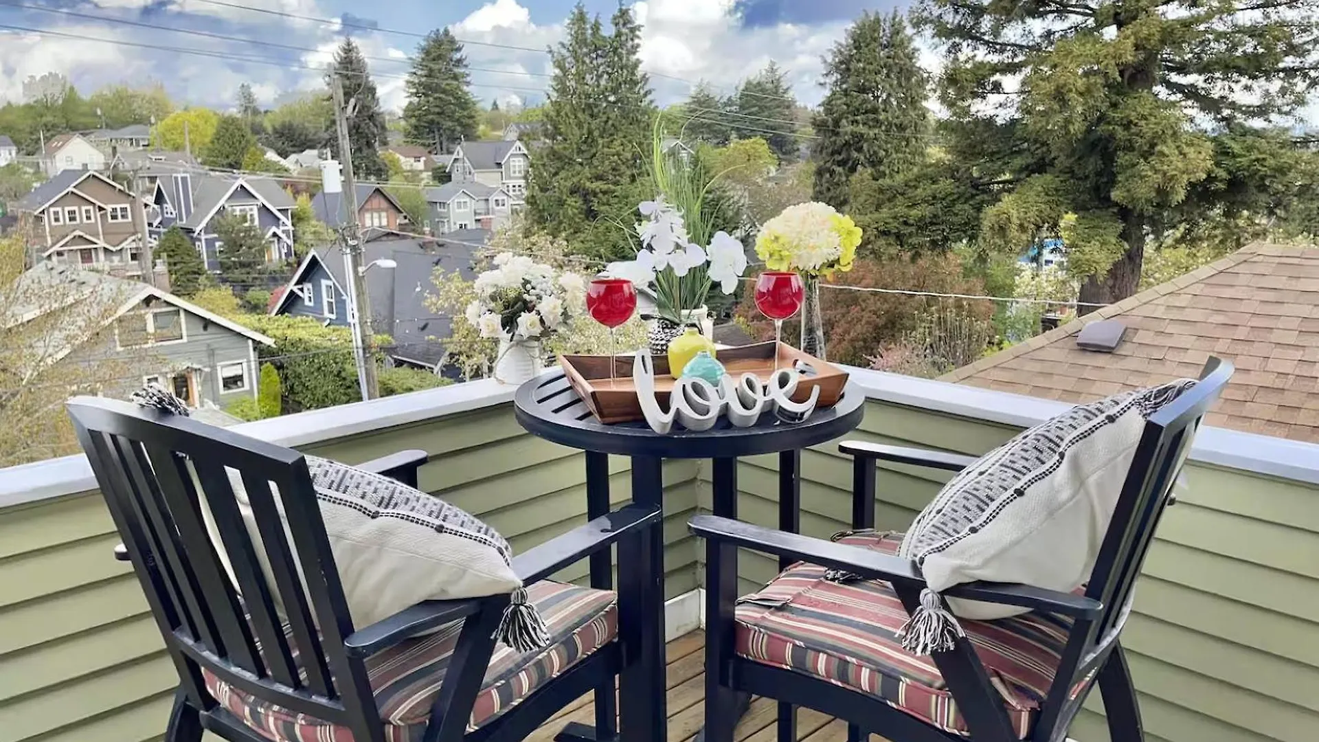 Seattle Escape Queen Anne W Private Deck 5*,  United States