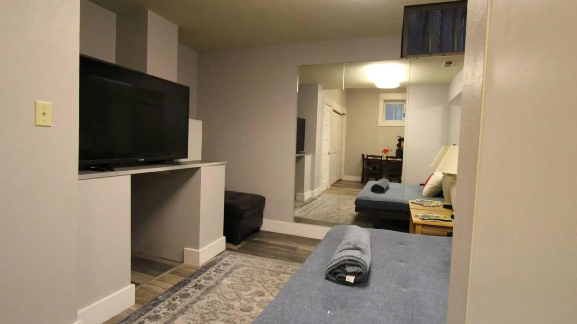 Seattle Escape Queen Anne W Private Deck 5*,  United States